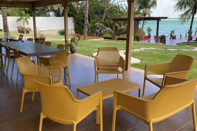 Столик пластиковый журнальный Net Table 100 горчичный 1000х600х400 мм